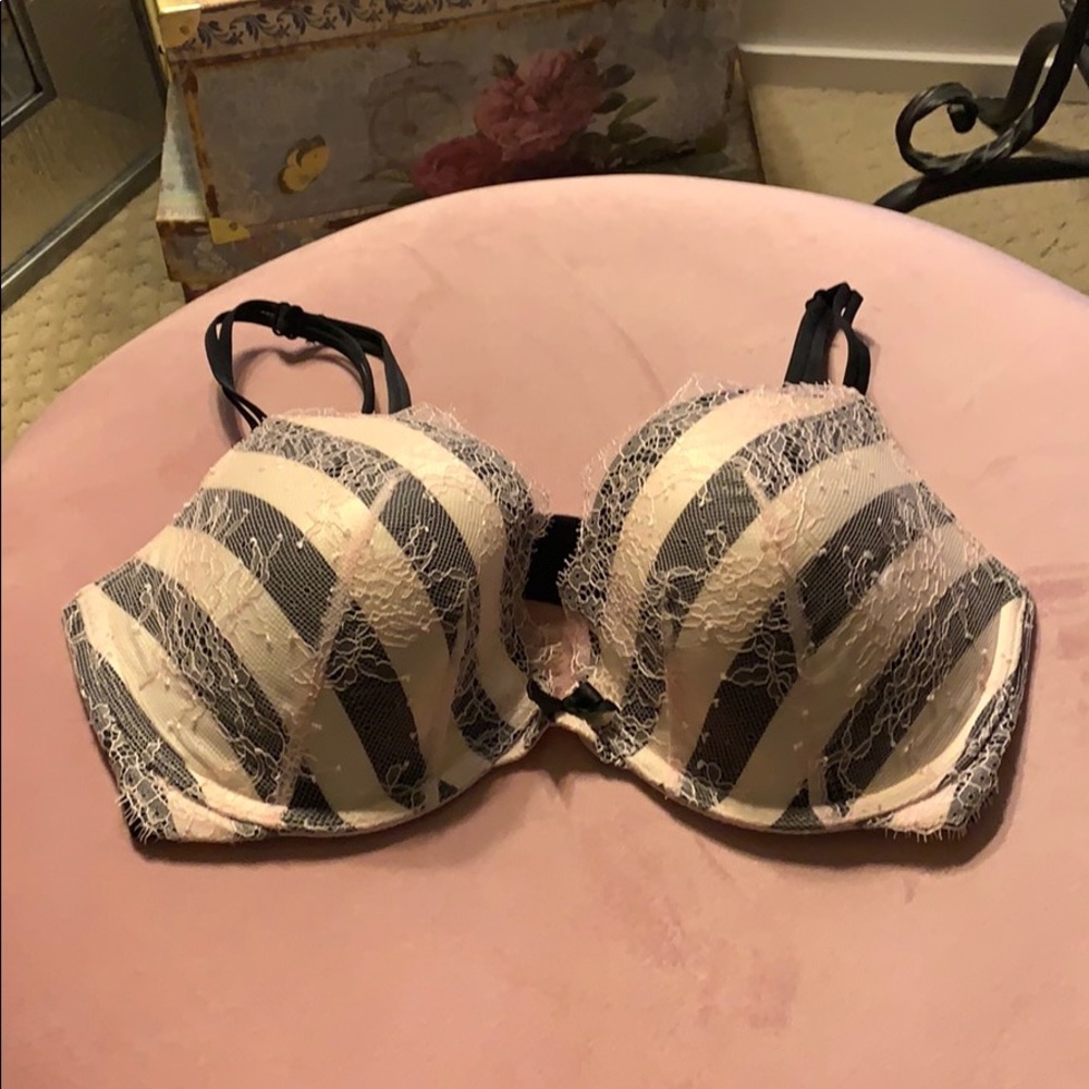 VS 34DD NEVER WORN